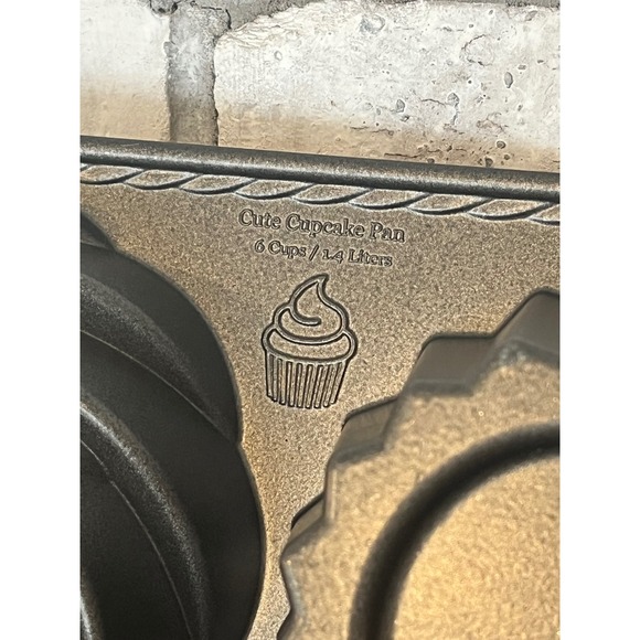 Nordic Ware Cute Cupcake Nonstick Baking Pan Makes One Giant Cupcake - Picture 3 of 8